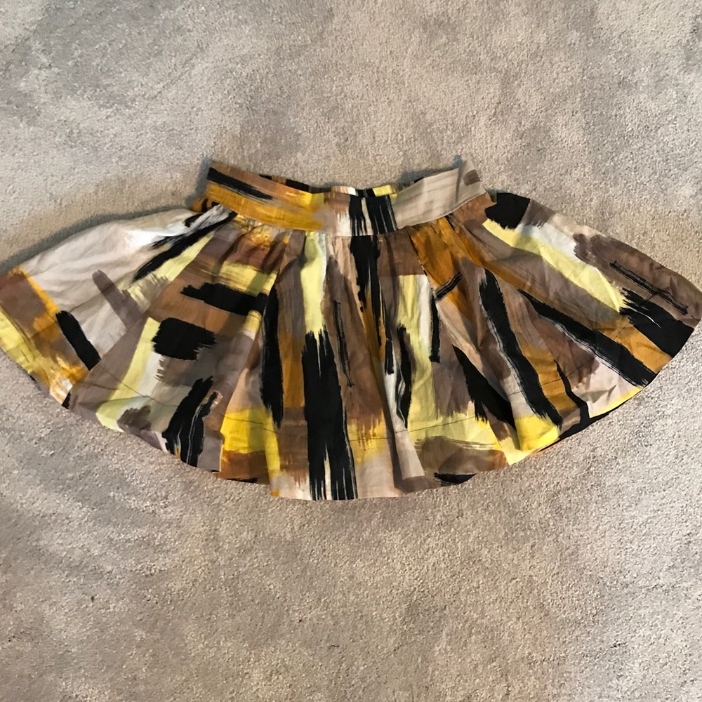 Cute patterned gold, yellow, tan, black, brown, beige skirt 👌